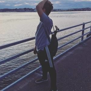 Meet your Posher, Levi